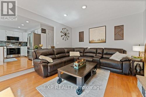 10 Thompson Court S, Belleville, ON - Indoor Photo Showing Living Room