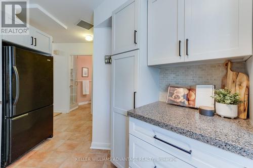 102 - 2371 Queen Street E, Toronto (The Beaches), ON - Indoor Photo Showing Kitchen