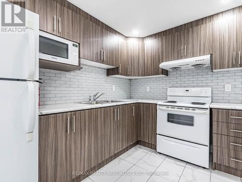 7 Loomis Road, Brampton (Northwest Brampton), ON - Indoor Photo Showing Kitchen With Double Sink