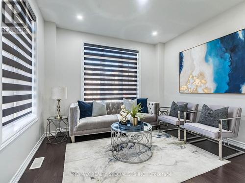 7 Loomis Road, Brampton (Northwest Brampton), ON - Indoor Photo Showing Living Room