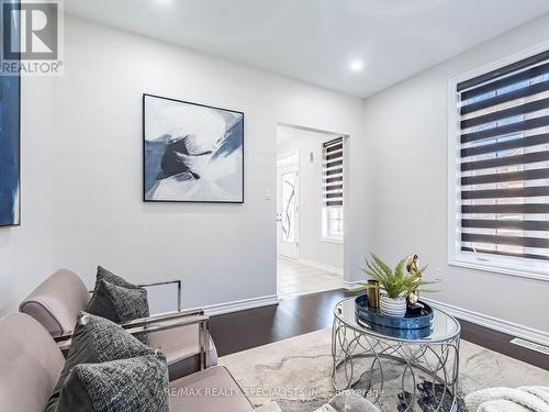 7 Loomis Road, Brampton (Northwest Brampton), ON - Indoor Photo Showing Living Room