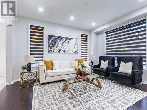 7 Loomis Road, Brampton (Northwest Brampton), ON - Indoor Photo Showing Living Room