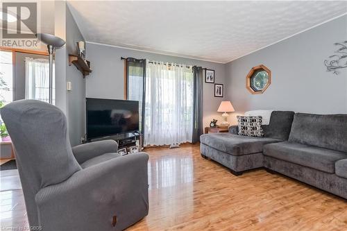 331527 Southgate Sideroad 33, Southgate, ON - Indoor Photo Showing Living Room