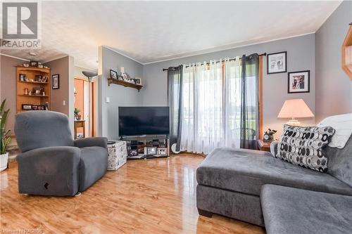 331527 Southgate Sideroad 33, Southgate, ON - Indoor Photo Showing Living Room