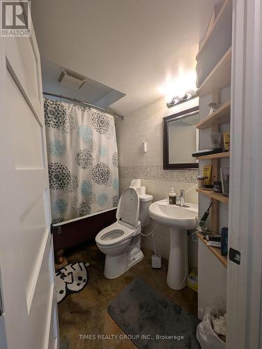 1331 41 St. Se, Calgary, AB - Indoor Photo Showing Bathroom