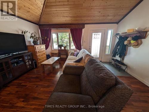 1331 41 St. Se, Calgary, AB - Indoor Photo Showing Living Room