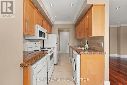 403 - 2615 Keele Street, Toronto (Maple Leaf), ON - Indoor Photo Showing Kitchen