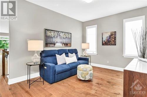 608 Gendarme Circle, Ottawa, ON - Indoor Photo Showing Living Room