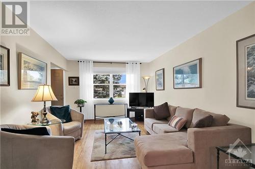 2536 Traverse Drive, Ottawa, ON - Indoor Photo Showing Living Room