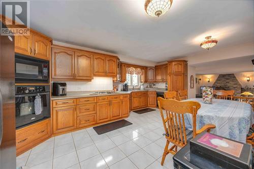 808 Amsterdam Court, Sarnia, ON - Indoor Photo Showing Kitchen