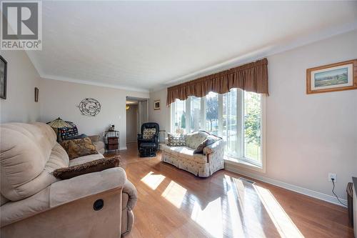 808 Amsterdam Court, Sarnia, ON - Indoor Photo Showing Living Room