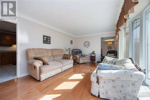 808 Amsterdam Court, Sarnia, ON - Indoor Photo Showing Living Room