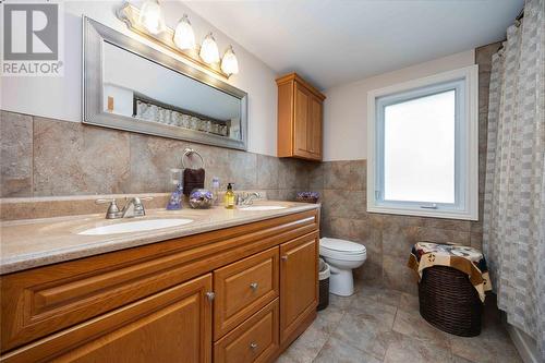 808 Amsterdam Court, Sarnia, ON - Indoor Photo Showing Bathroom