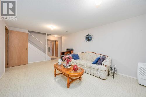 808 Amsterdam Court, Sarnia, ON - Indoor Photo Showing Living Room