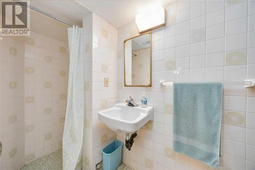 808 Amsterdam Court, Sarnia, ON - Indoor Photo Showing Bathroom