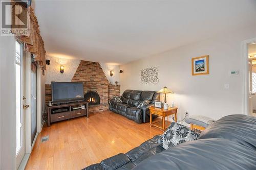 808 Amsterdam Court, Sarnia, ON - Indoor Photo Showing Living Room