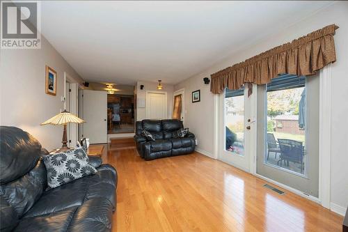 808 Amsterdam Court, Sarnia, ON - Indoor Photo Showing Living Room