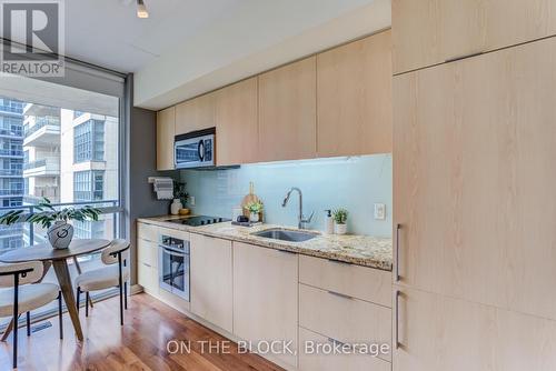 616 - 478 King Street W, Toronto (Waterfront Communities), ON - Indoor Photo Showing Kitchen