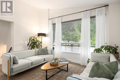 4 Benorama Crescent, Toronto, ON - Indoor Photo Showing Living Room