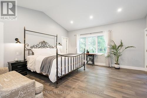 94 42Nd Street S, Wasaga Beach, ON - Indoor Photo Showing Bedroom