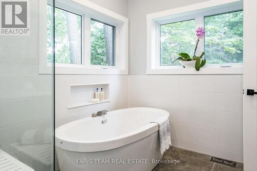 94 42Nd Street S, Wasaga Beach, ON - Indoor Photo Showing Bathroom