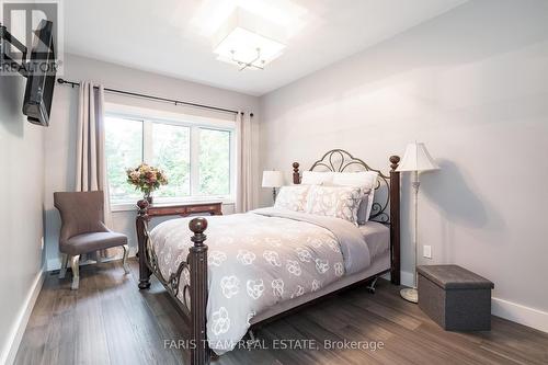 94 42Nd Street S, Wasaga Beach, ON - Indoor Photo Showing Bedroom