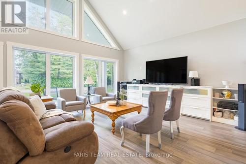 94 42Nd Street S, Wasaga Beach, ON - Indoor Photo Showing Living Room