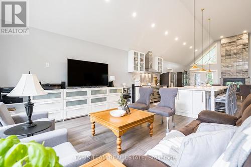 94 42Nd Street S, Wasaga Beach, ON - Indoor Photo Showing Living Room