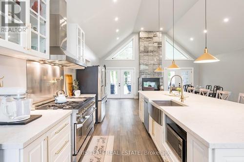 94 42Nd Street S, Wasaga Beach, ON - Indoor Photo Showing Kitchen With Upgraded Kitchen