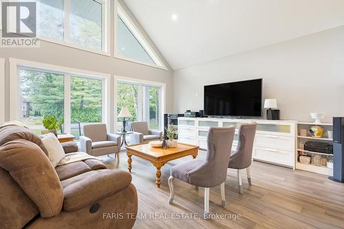 94 42Nd Street S, Wasaga Beach, ON - Indoor Photo Showing Living Room