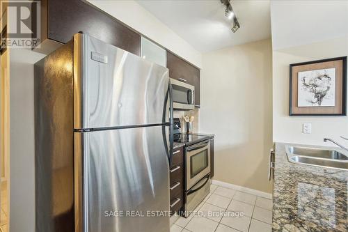 902 - 37 Grosvenor Street, Toronto (Bay Street Corridor), ON - Indoor Photo Showing Kitchen With Stainless Steel Kitchen With Double Sink