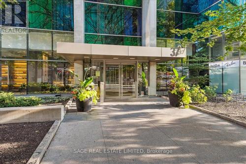 902 - 37 Grosvenor Street, Toronto (Bay Street Corridor), ON - Outdoor