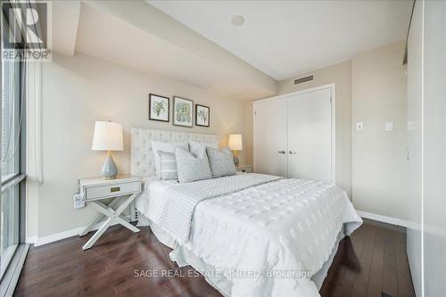 902 - 37 Grosvenor Street, Toronto (Bay Street Corridor), ON - Indoor Photo Showing Bedroom