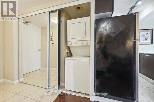 902 - 37 Grosvenor Street, Toronto (Bay Street Corridor), ON - Indoor Photo Showing Laundry Room