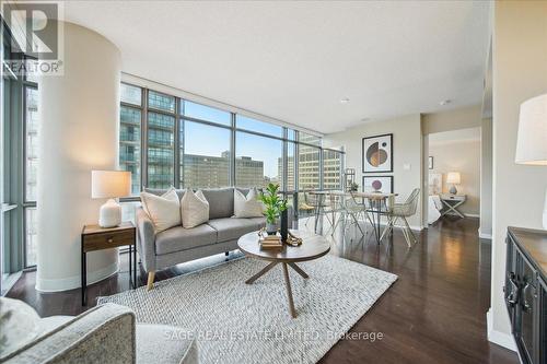 902 - 37 Grosvenor Street, Toronto (Bay Street Corridor), ON - Indoor Photo Showing Living Room