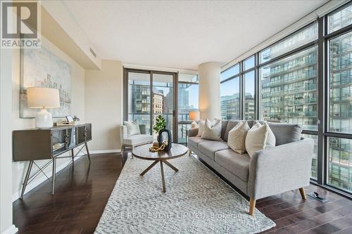 902 - 37 Grosvenor Street, Toronto (Bay Street Corridor), ON - Indoor Photo Showing Living Room