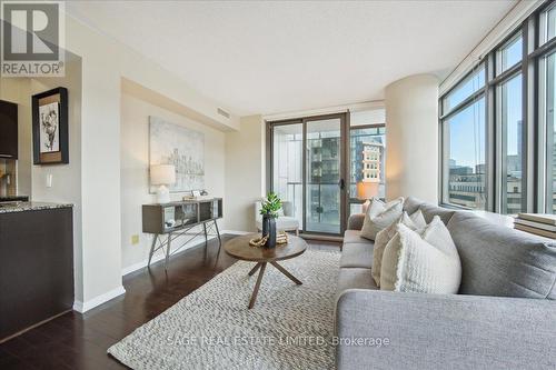 902 - 37 Grosvenor Street, Toronto (Bay Street Corridor), ON - Indoor Photo Showing Living Room