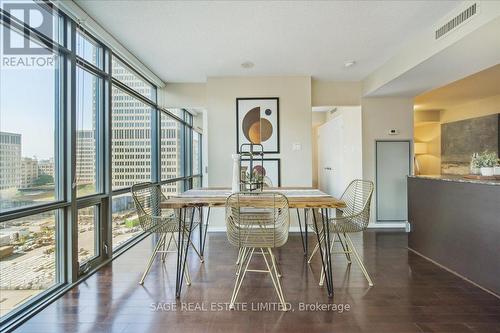 902 - 37 Grosvenor Street, Toronto (Bay Street Corridor), ON - Indoor Photo Showing Dining Room