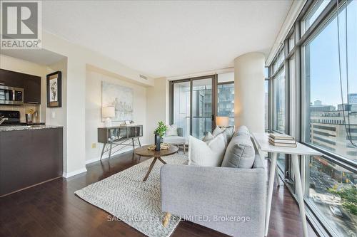 902 - 37 Grosvenor Street, Toronto (Bay Street Corridor), ON - Indoor Photo Showing Living Room