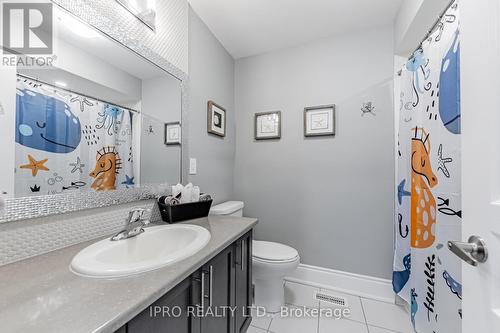 18 Falconridge Terrace, East Gwillimbury (Sharon), ON - Indoor Photo Showing Bathroom