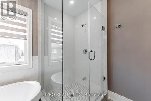 18 Falconridge Terrace, East Gwillimbury (Sharon), ON - Indoor Photo Showing Bathroom