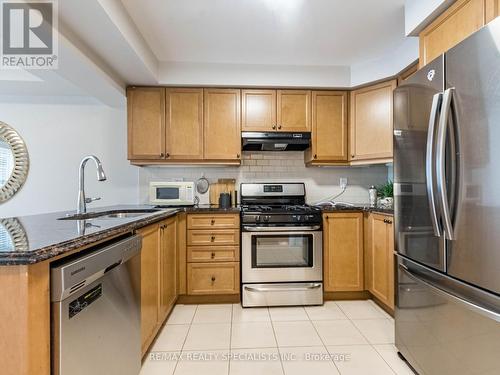 62 Memory Lane, Brampton, ON - Indoor Photo Showing Kitchen