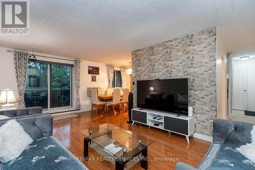 302 - 29 West Avenue W, Kitchener, ON - Indoor Photo Showing Living Room