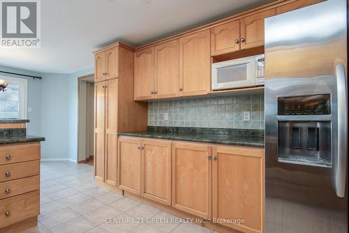 27 Lynn Court, Kitchener, ON - Indoor Photo Showing Kitchen