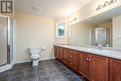 27 Lynn Court, Kitchener, ON - Indoor Photo Showing Bathroom