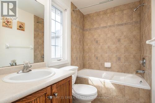 27 Lynn Court, Kitchener, ON - Indoor Photo Showing Bathroom