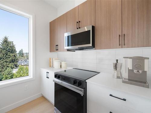 602-2770 Winster Rd, Langford, BC - Indoor Photo Showing Kitchen