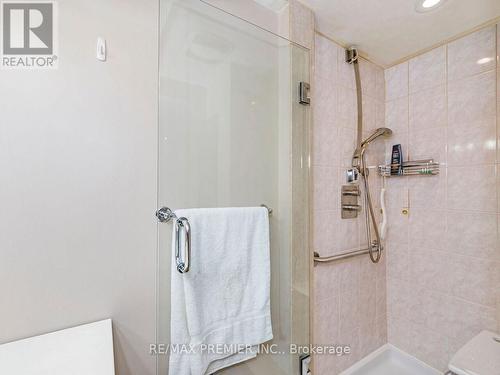 7 Tranquil Drive, Toronto (Etobicoke West Mall), ON - Indoor Photo Showing Bathroom