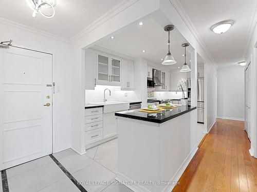 Ph04-812 Burnhamthorpe Rd, Toronto, ON - Indoor Photo Showing Kitchen