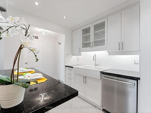 Ph04-812 Burnhamthorpe Rd, Toronto, ON - Indoor Photo Showing Kitchen